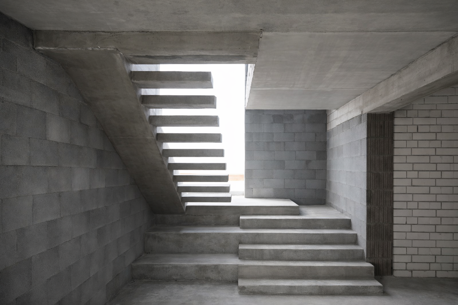 П-образная лестница с разворотом и компактной посадкой